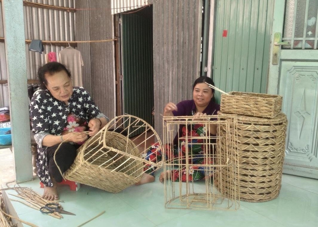 Công tác hỗ trợ đào tạo nghề cho người nghèo, gắn kết chặt chẽ giáo dục nghề nghiệp với tạo việc làm, sinh kế bền vững cũng được các sở, ngành, địa phương trong tỉnh Bạc Liêu chú trọng triển khai mang lại hiệu quả thiết thực. 