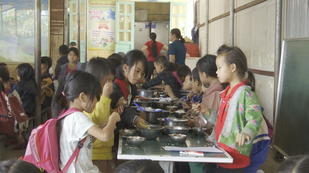 Bữa ăn bán trú của học sinh vùng cao ở Mường Nhé