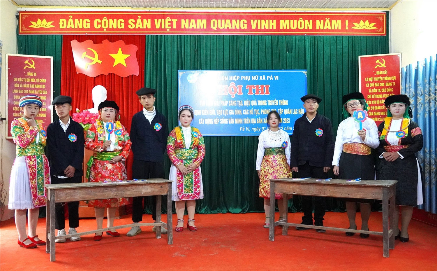 Phần thi Kiến thức của hai đội thôn Mã Pì Lèng và thôn Sà Lủng, xã Pả Vi (Mèo Vạc, Hà Giang). 