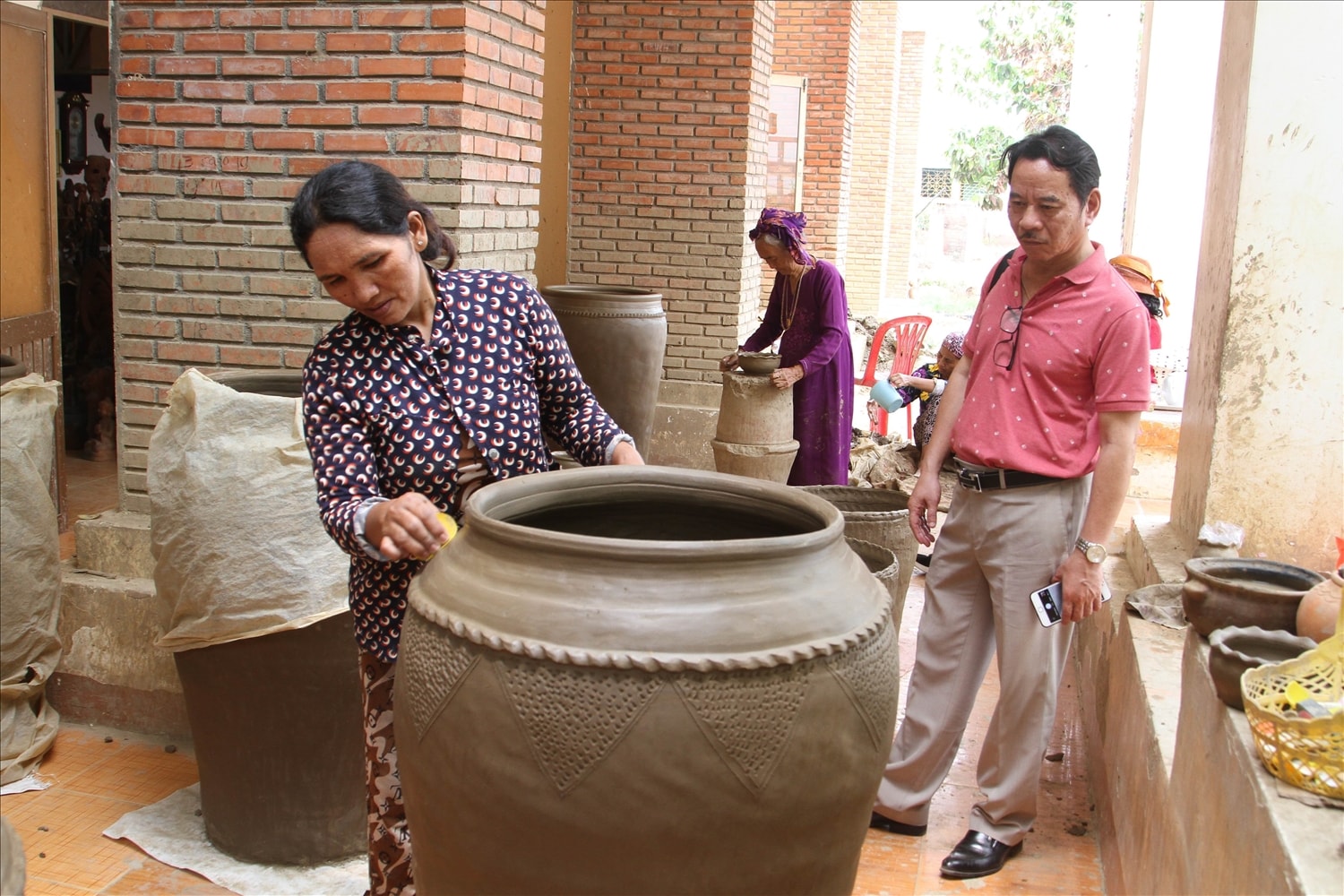 Các nghệ nhân HTX Gốm Chăm Bàu Trúc sản xuất chuẩn bị phục vụ thị trường Tết Nguyên đán Giáp Thìn 2024. Các nghệ nhân HTX Gốm Chăm Bàu Trúc sản xuất chuẩn bị phục vụ thị trường Tết Nguyên đán Giáp Thìn 2024.