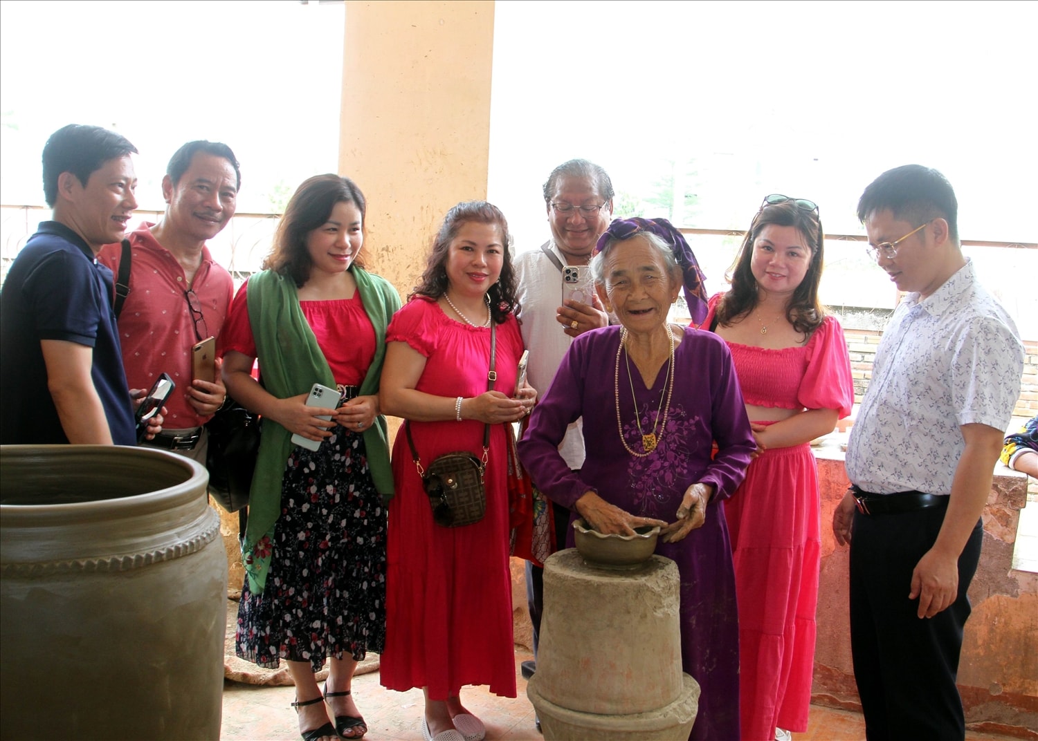 Du khách trải nghiệm chế tác gốm tại HTX Gốm Chăm Bàu Trúc. Du khách trải nghiệm chế tác gốm tại HTX Gốm Chăm Bàu Trúc.