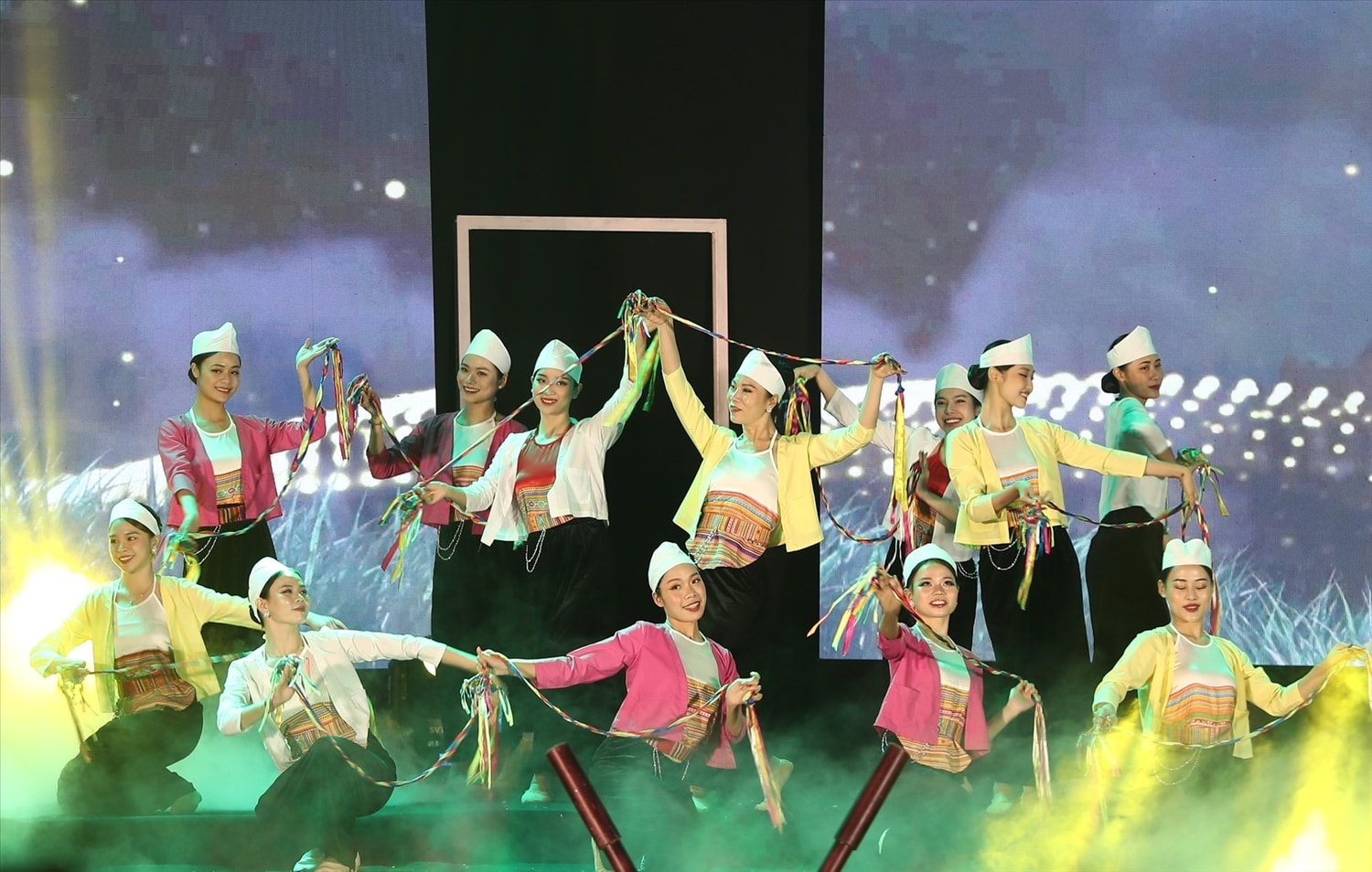 Việc thực hiện có hiệu quả các chương trình, dự án đã góp phần quan trọng nâng cao đời sống văn hoá tinh thần, bảo tồn và phát huy giá trị di sản văn hoá các DTTS. (Trong ảnh: Tiết mục của đồng bào dân tộc Mường tỉnh Thanh Hóa trong chương trình nghệ thuật với chủ đề: “Sắc màu hội tụ và tỏa sán”, chào mừng Tuần “Đại đoàn kết các dân tộc - Di sản văn hoá Việt Nam” năm 2023)