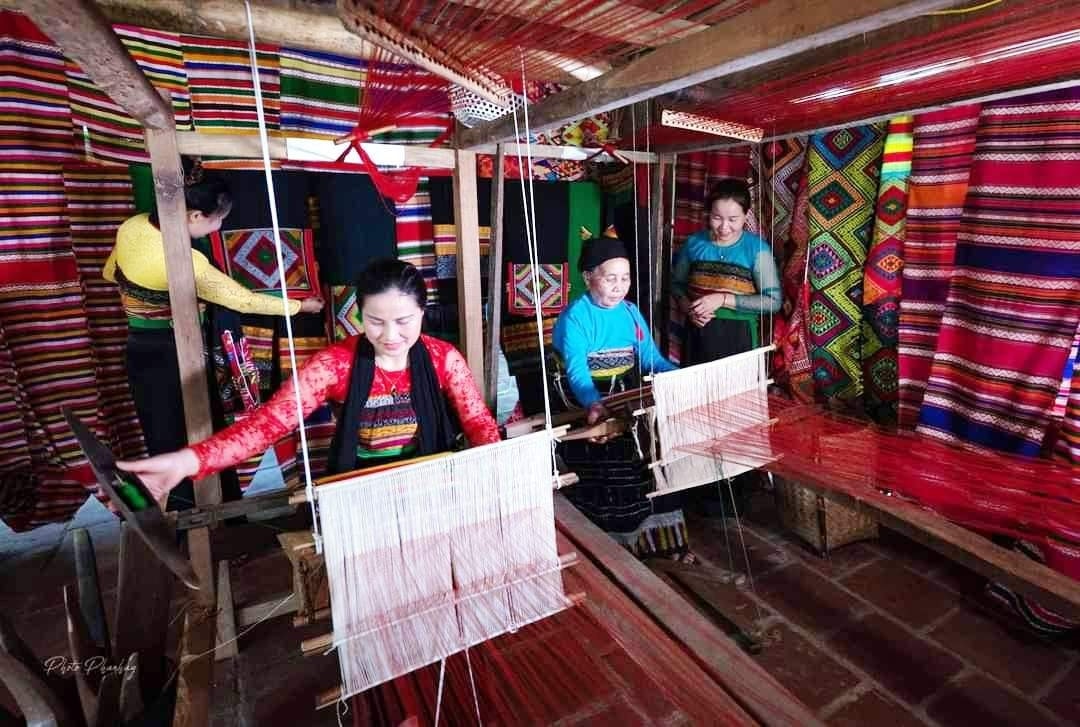 Người có uy tín có nhiều đóng góp trong gìn giữ phát huy các giá trị văn hóa, văn nghệ truyền thống của đồng bào DTTS