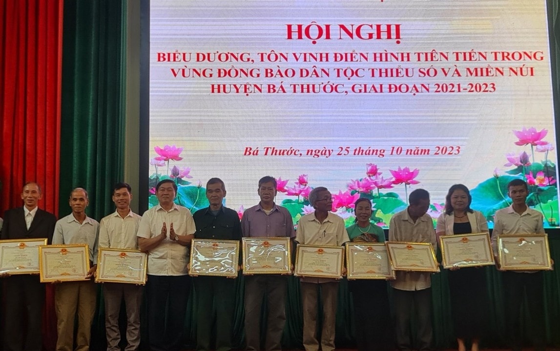 Trong tháng 10 vừa qua, đã có 130 cá nhân được Chủ tịch UBND huyện Bá Thươc tặng Giấy khen vì đã có thành tích tiêu biểu, điển hình tiên tiến trong vùng đồng bào DTTS và miền núi huyện Bá Thước 2021 - 2023