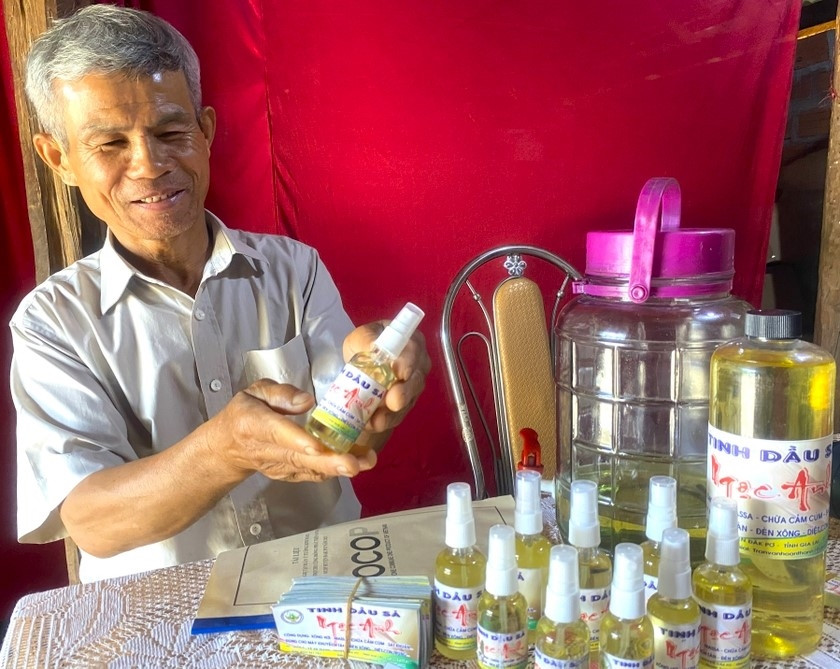 Sản phẩm tinh dầu sả Ngọc Anh của hộ ông Trần Văn Hồ được xã An Thành (huyện Đak Pơ) chọn đăng ký sản phẩm OCOP năm 2024