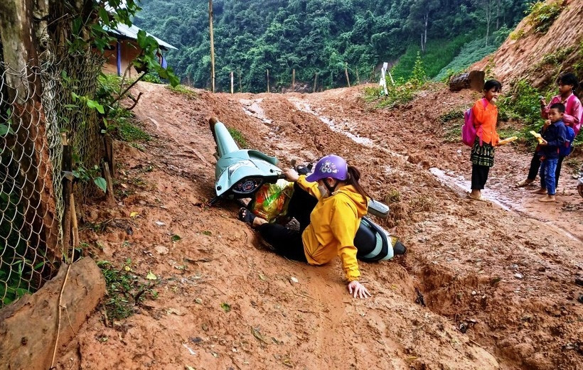 Cô giáo của Trường Mầm non Tam Chung (Mường Lát) bị ngã trên đường vào điểm trường bản Ón.