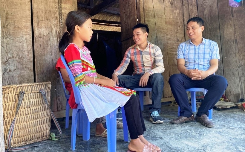 Thầy Nguyễn Văn Quý (bìa phải), Phó Hiệu trưởng Trường PTDTBT- THCS Mường Lý (Mường Lát, Thanh Hóa) đến nhà vận động học sinh đến trường