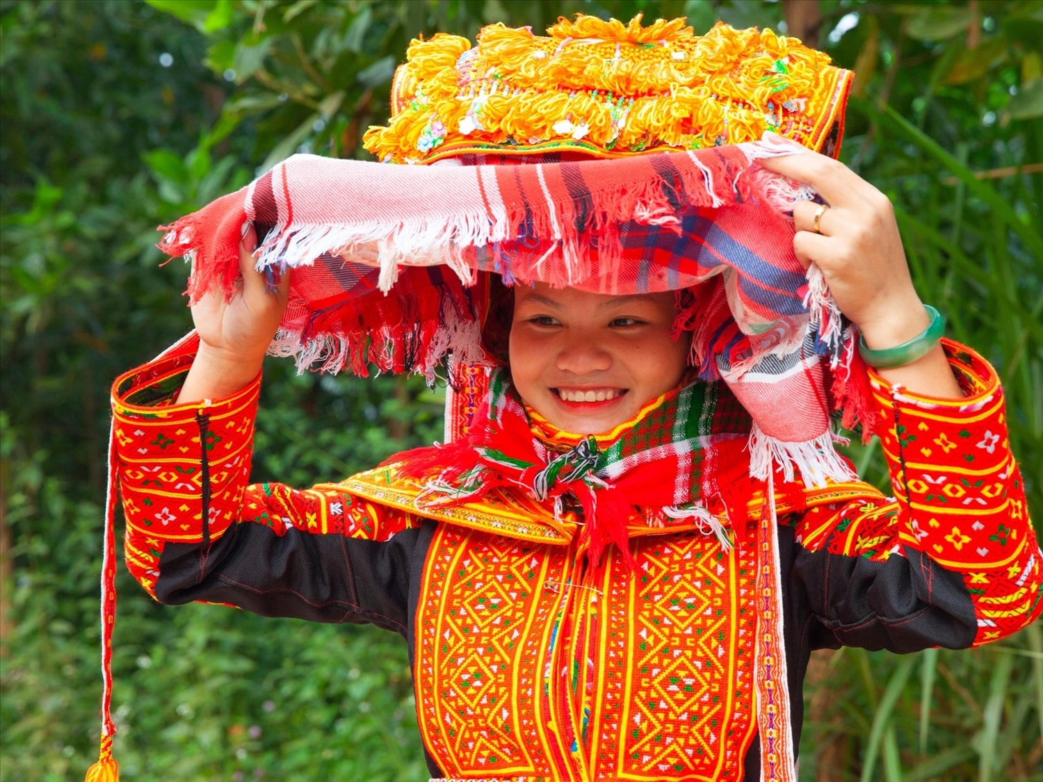 Cô gái Dao rạng rỡ  trong bộ trang phục truyền thống của dân tộc 