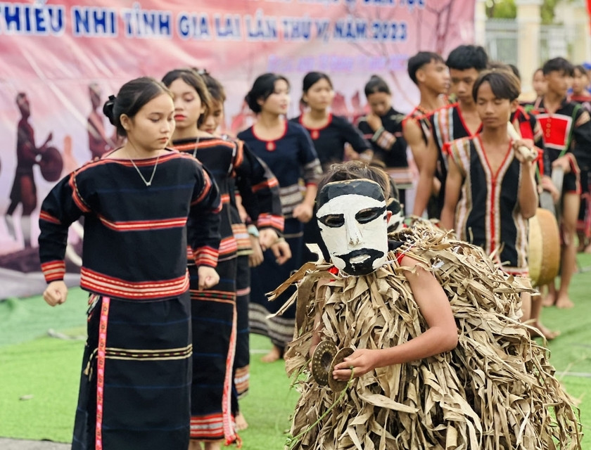 Các em nhỏ được hóa trang  pram với mặt nạ, áo chuối dẫn đầu đoàn nghệ nhân đã mang đến nhiều sự tò mò, niềm vui cho khán giả