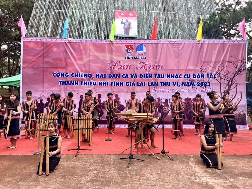 Những âm thanh phát ra từ những nhạc cụ truyền thống như tre, nứa...  rộn ràng, tươi vui cuốn hút khán giả