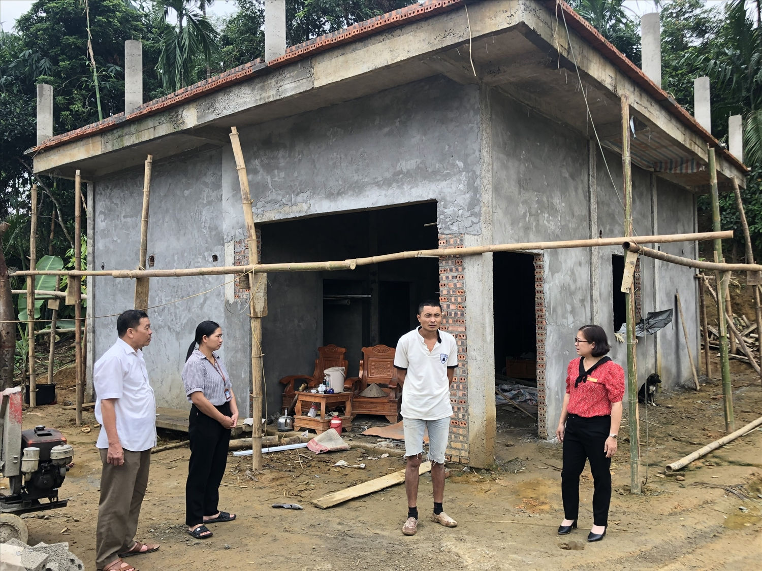 Chỉ còn ít ngày nữa ngôi nhà mới của gia đình anh Xuân (thứ hai từ phải qua) sẽ hoàn thành Chỉ còn ít ngày nữa ngôi nhà mới của gia đình anh Xuân (thứ hai từ phải qua) sẽ hoàn thành