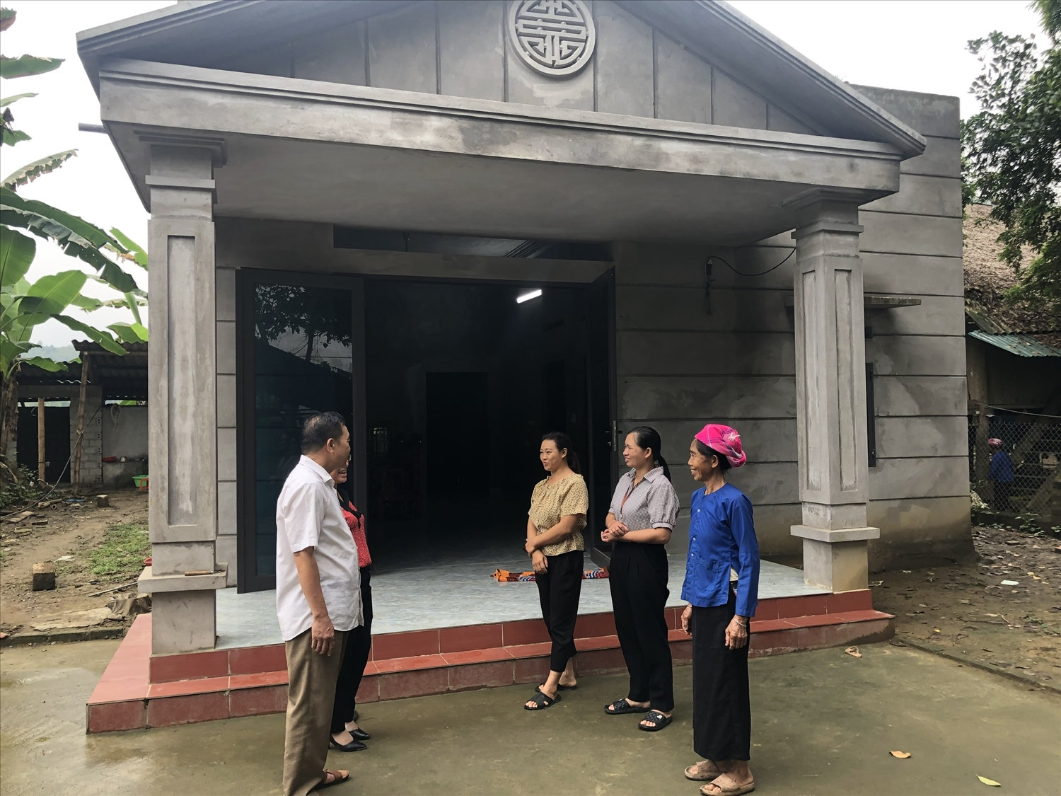 Gia đình chị Kinh (thứ ba từ phải qua) đã chuyển về ở trong ngôi nhà xây khang trang Gia đình chị Kinh (thứ ba từ phải qua) đã chuyển về ở trong ngôi nhà xây khang trang