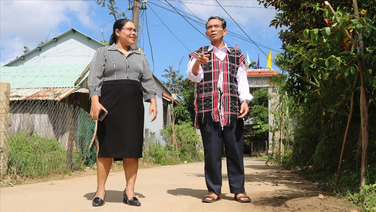 Là đảng viên, Người có uy tín, ông Mạc Văn Min đã có nhiều đóng góp cho địa phương trong việc vận động người dân hiến đất làm đường. Ảnh Huy Trường