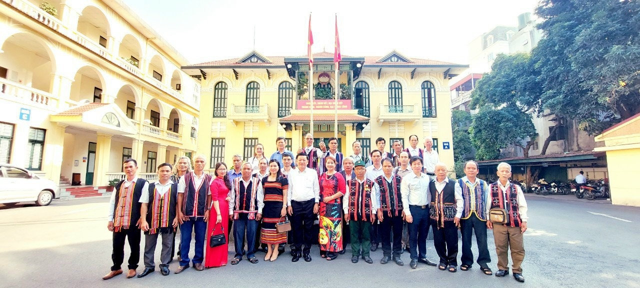 Lực lượng đảng viên là già làng, trưởng thôn, Người có uy tín ở địa phương là “cánh tay nối dài” giúp chính quyền tuyên truyền, vận động các chính sách đến với người dân. 