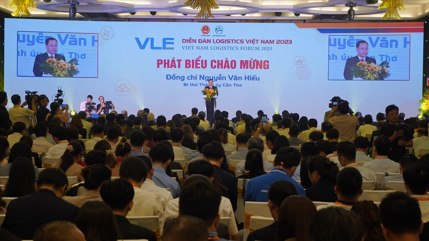 Hơn 200 đại biểu đại diện lãnh đạo các bộ, ngành Trung ương và địa phương, các chuyên gia, doanh nghiệp trong ngành Logistics