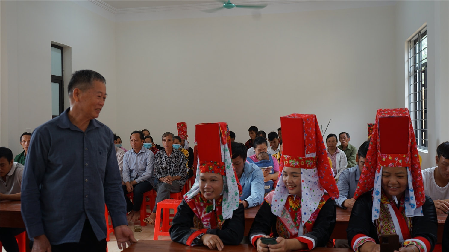 Ông Lỷ Nhì Múi (đang đứng) bản Lý Khoái, Người có uy tín bản Lý Khoái, xã Quảng Lâm (Đầm Hà) trò chuyện, truyền truyền cho người dân các chính sách Đảng và Nhà nước Ông Lỷ Nhì Múi (đang đứng) bản Lý Khoái, Người có uy tín bản Lý Khoái, xã Quảng Lâm (Đầm Hà) trò chuyện, truyền truyền cho người dân các chính sách Đảng và Nhà nước