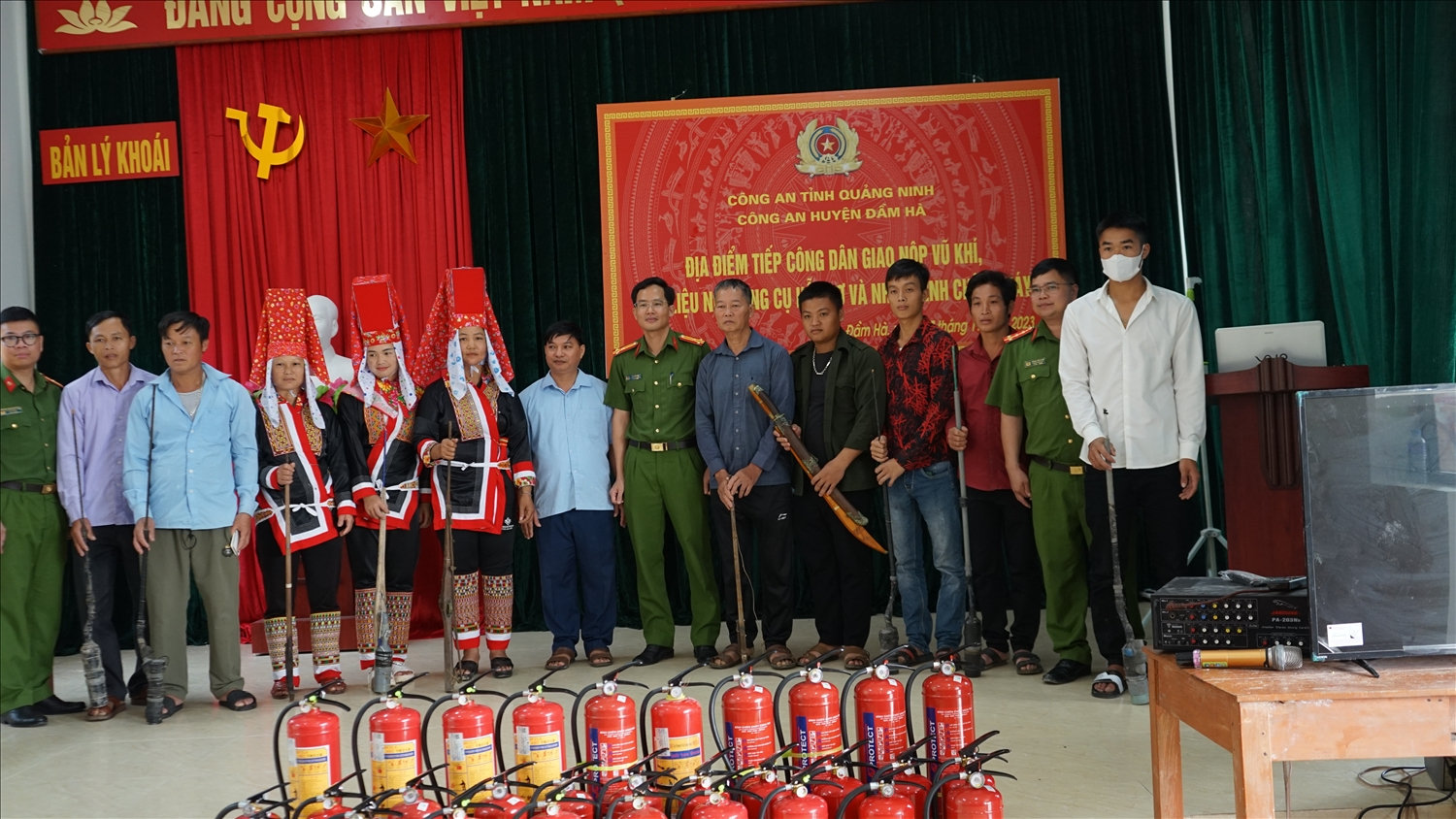 Đội ngũ Người có uy tín phối hợp với lực lượng công an vận động người dân giao nộp VK, VLN, CCHT Đội ngũ Người có uy tín phối hợp với lực lượng công an vận động người dân giao nộp VK, VLN, CCHT