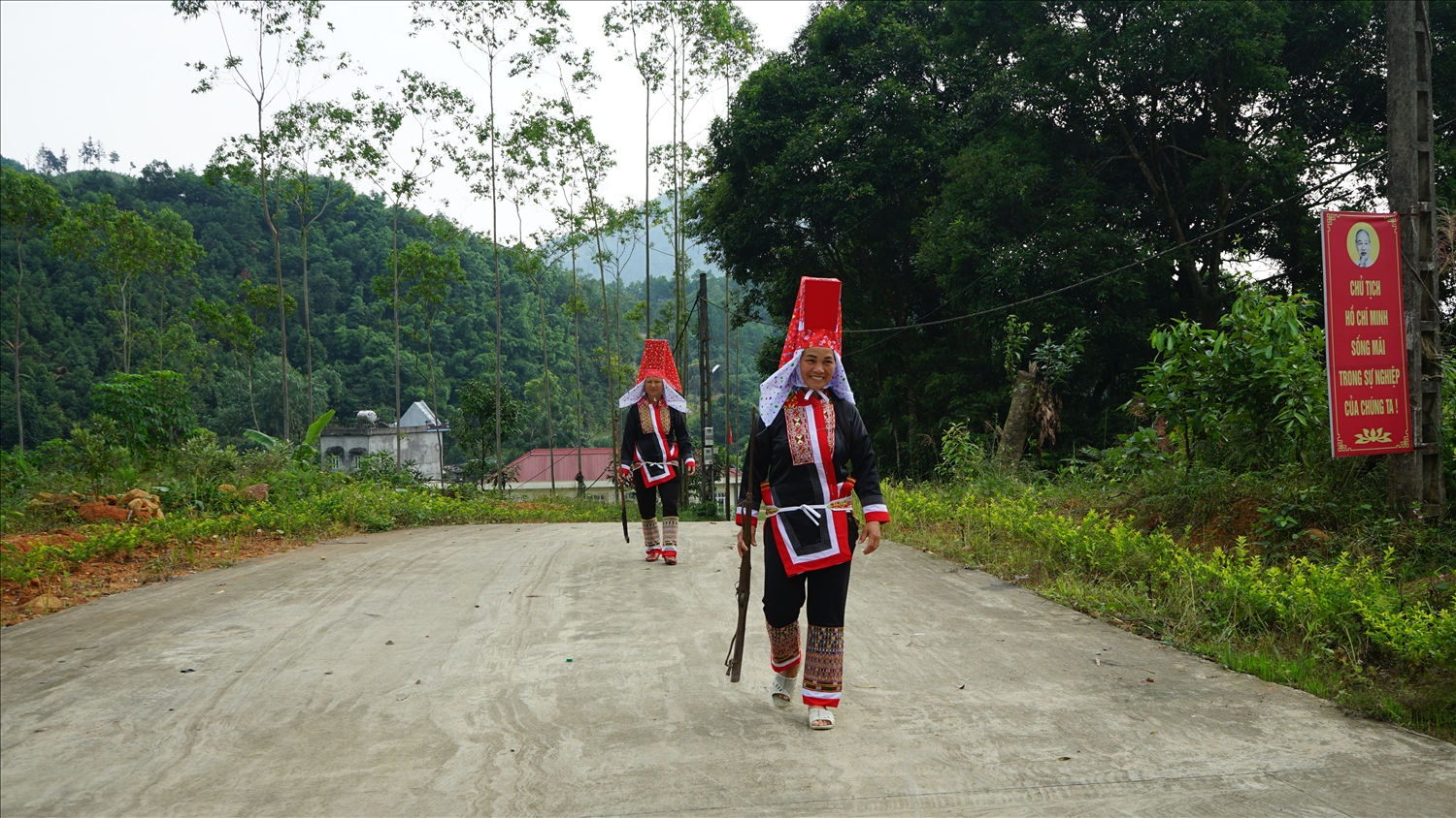 Người dân vùng DTTS hào hứng, tình nguyện đến điểm giao nộp vũ khí Người dân vùng DTTS hào hứng, tình nguyện đến điểm giao nộp vũ khí
