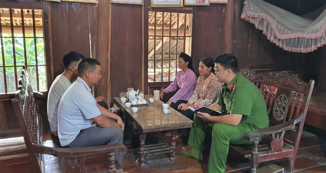 Công an xã Niêm Sơn (Mèo Vạc, Hà Giang) thường xuyên bám nắm địa bàn.