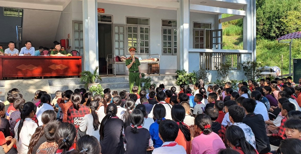  Công an xã Niêm Sơn (Mèo Vạc, Hà Giang) tăng cường tuyên truyền trong các đơn vị trường học.