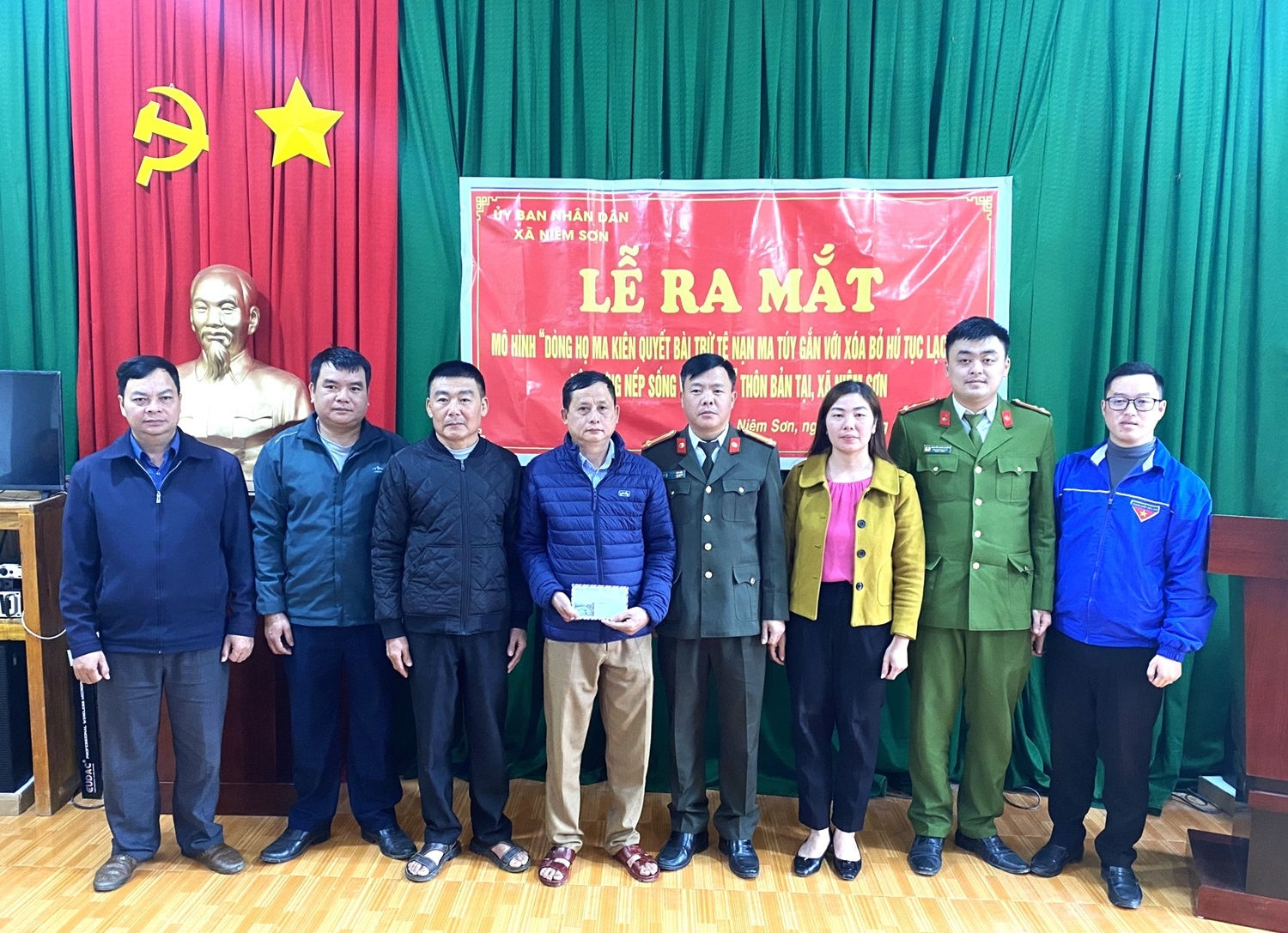 Lãnh đạo xã Niêm Sơn, lãnh đạo Công an huyện Mèo Vạc (Hà Giang) tặng quà chúc mừng tại Lễ ra mắt “Dòng họ Ma kiên quyết bài trừ tệ nạn ma tuý gắn với xoá bỏ hủ tục lạc hậu, xây dựng nếp sống văn minh” thôn Bản Tại.