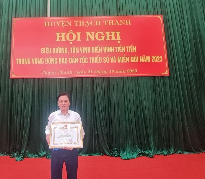 Ông Nguyễn Văn Thủy, Người có uy tín thôn Xuân Thắng được Chủ tịch UBND huyện Thạch Thành tặng Giấy khen vì đã có thành tích tiêu biểu, điển hình tiên tiến trong vùng đồng bào DTTS &MN huyện Thạch Thành giai đoạn 2021- 2023 