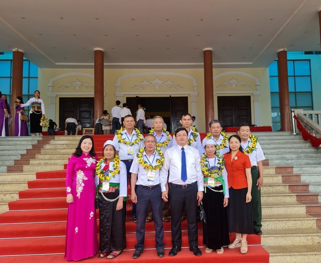 Người có uy tín Thạch Thành chụp ảnh lưu niệm với lãnh đạo tỉnh Thanh Hóa tại Hội nghị biểu dương Người có uy tín tiêu biểu trong đồng bào DTTS  tỉnh Thanh Hóa