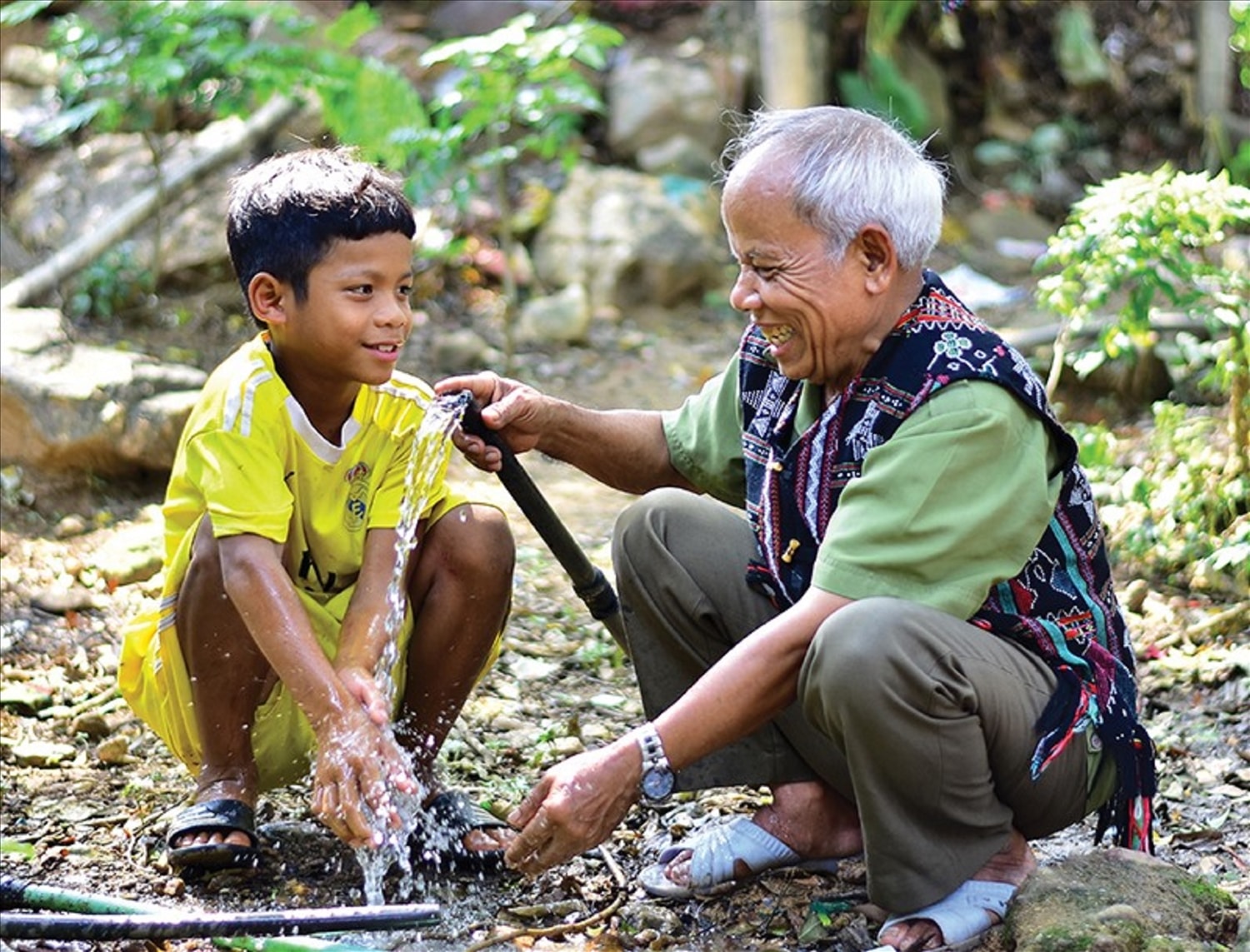 Già Hồ Với tiên phong đưa nước sạch về cho bà con dân bản.