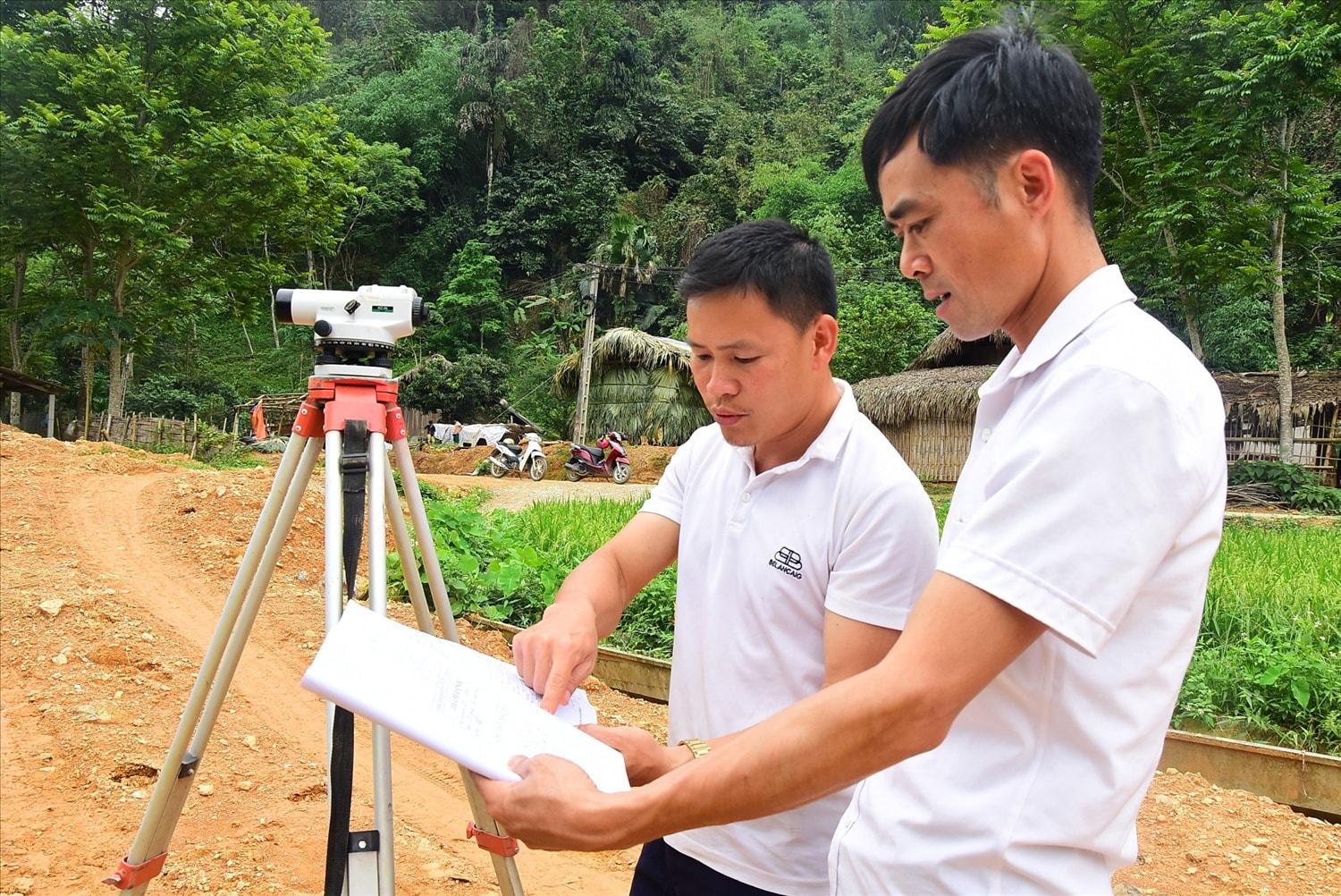 Thành viên Ban Giám sát cộng đồng xã Linh Phú giám sát thi công các công trình trên địa bàn