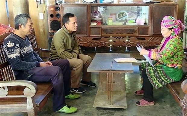 Bí thư chi bộ Giàng thị Chia vận động người dân xóa đói giảm nghèo Bí thư chi bộ Giàng thị Chia vận động người dân xóa đói giảm nghèo