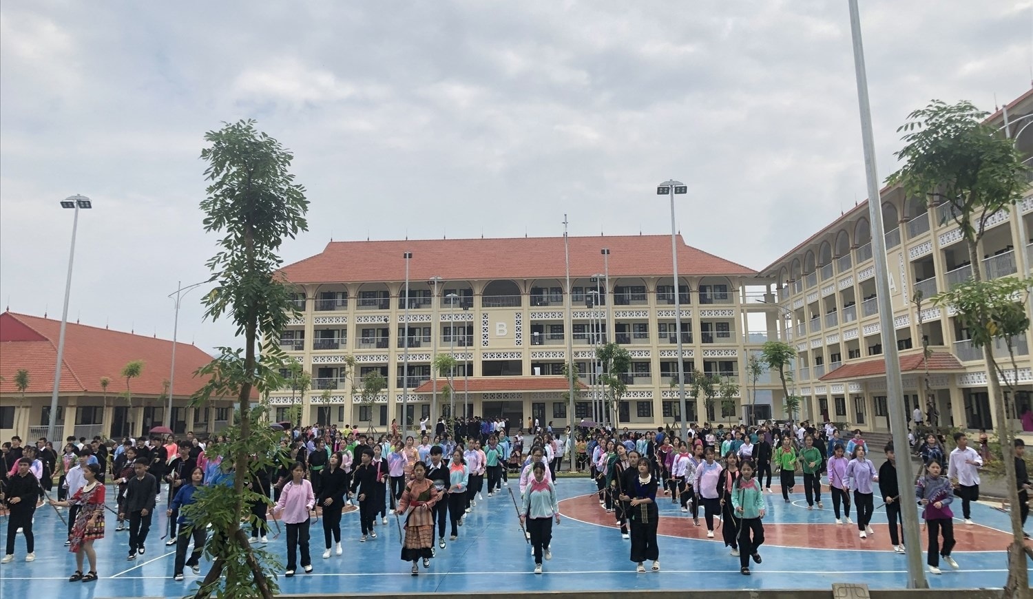 Chú trọng xây dựng và hoàn thiện chính sách giáo dục cho đồng bào DTTS 