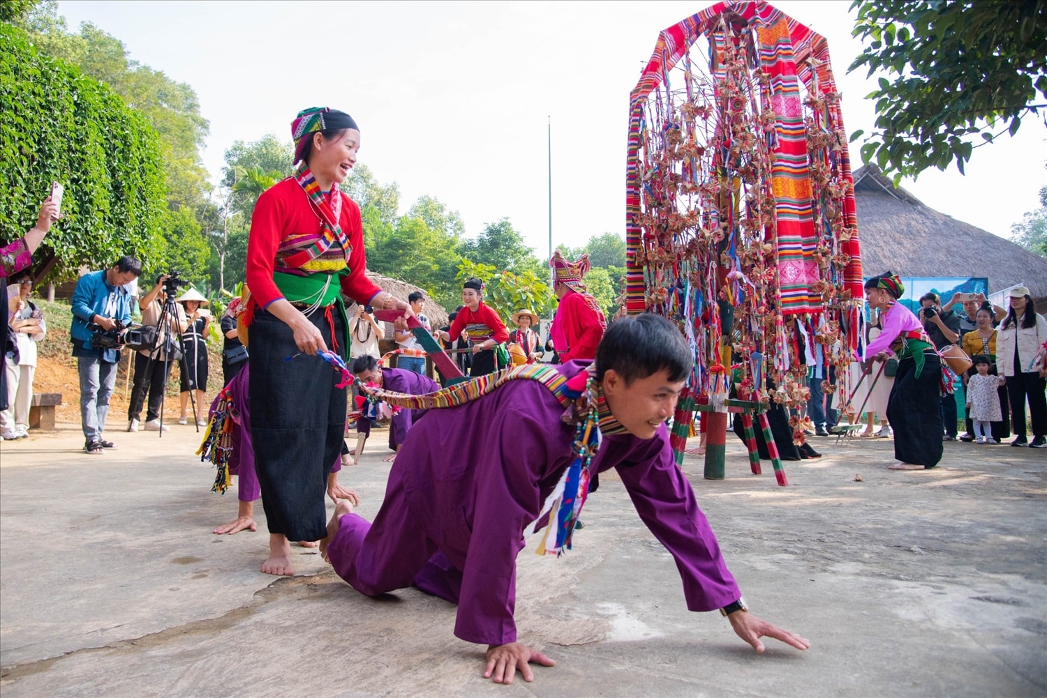(Bài CĐ Dân tộc Tôn giáo) Người giữ “hồn cốt” Lễ hội Pồn Pôông của của dân tộc Mường (Thanh Hóa) 3