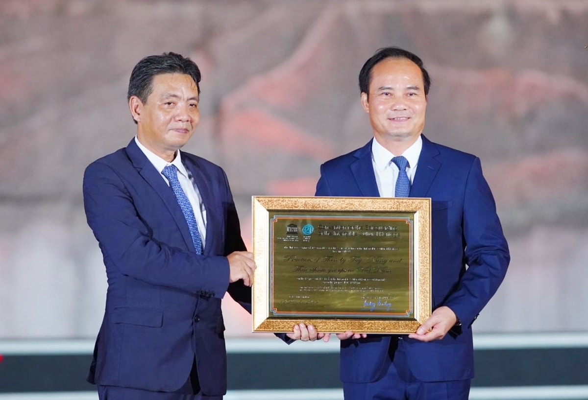 Thứ trưởng Bộ Văn hóa, Thể thao và Du lịch Hoàng Đạo Cương trao Bằng của UNESCO ghi danh “Thực hành Then của người Tày, Nùng, Thái ở Việt Nam” vào danh sách Di sản Văn hóa phi vật thể đại diện của nhân loại cho các địa phương