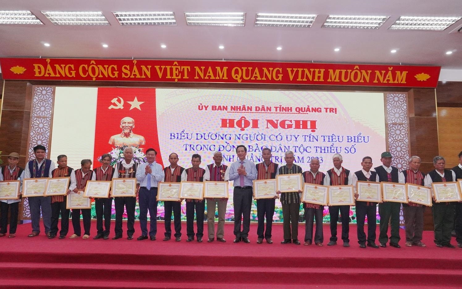 Các đại biểu Người có uy tín tiêu biểu được nhận Bằng khen của Lãnh đạo tỉnh Quảng Trị trao Bằng khen của Chủ tịch UBND tỉnh cho Người có uy tín tiêu biểu trong đồng bào DTTS giai đoạn 2018 – 2022 - Ảnh: K.S