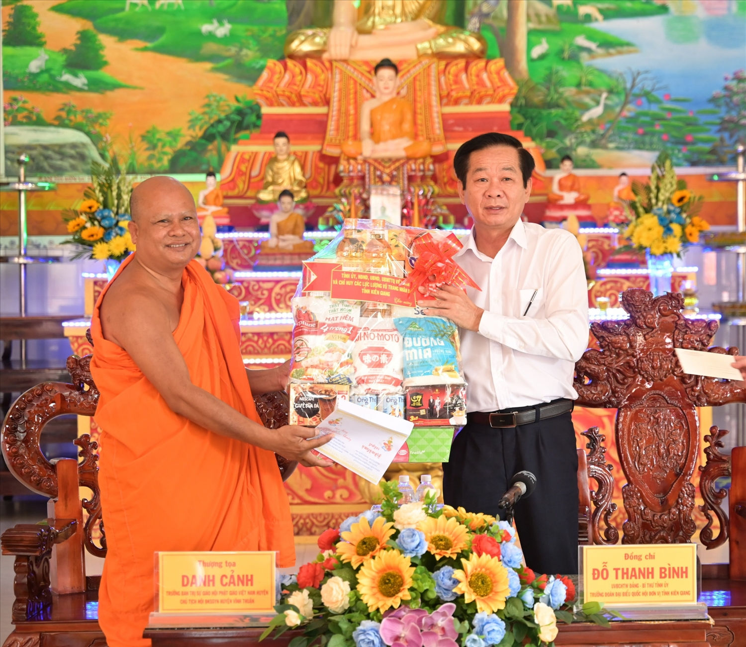 Ông Đỗ Thanh Bình, Bí thư Tỉnh ủy, Trưởng đoàn Đại biểu Quốc hội tỉnh Kiên Giang thăm, chúc Tết Chôl Chnăm Thmây 2023 tại chùa Chắc Băng Mới, huyện Vĩnh Thuận.