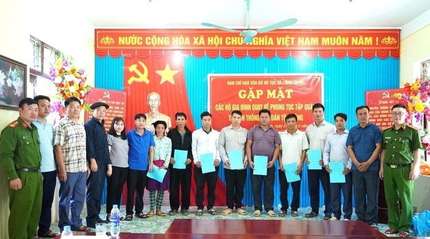 Trong 10 tháng đầu năm 2023, huyện Mèo Vạc đã tổ chức 2 đợt cao điểm về tuyên truyền, qua đó vận động được 125 hộ, với 629 khẩu tự nguyện từ bỏ theo tôn giáo lạ “San sư khẻ tọ”, quay về tín ngưỡng truyền thống. 
