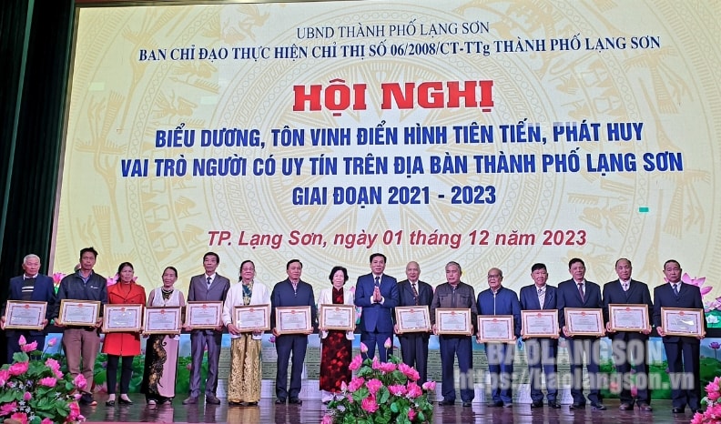 Lãnh đạo UBND thành phố tặng Giấy khen cho Người có uy tín có thành tích xuất sắc giai đoạn 2021-2022. Ảnh BLS