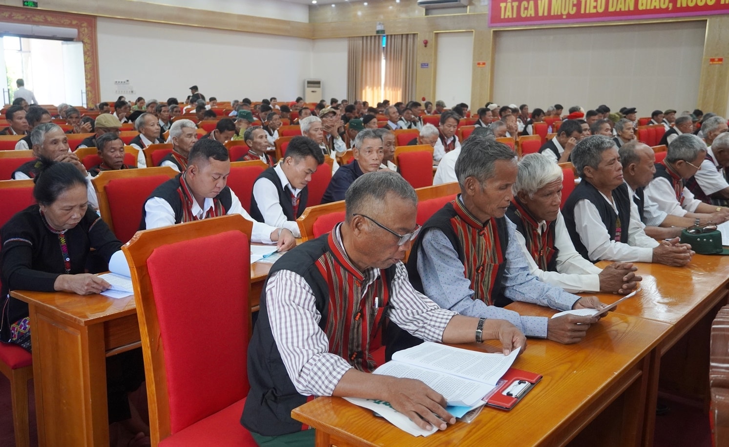 Các đại biểu Người có uy tín trên địa bàn tỉnh Quảng Trị dự Hội nghị biểu dương Người có uy tín tiêu biểu trong đồng bào DTTS năm 2023. Các đại biểu Người có uy tín trên địa bàn tỉnh Quảng Trị dự Hội nghị biểu dương Người có uy tín tiêu biểu trong đồng bào DTTS năm 2023.