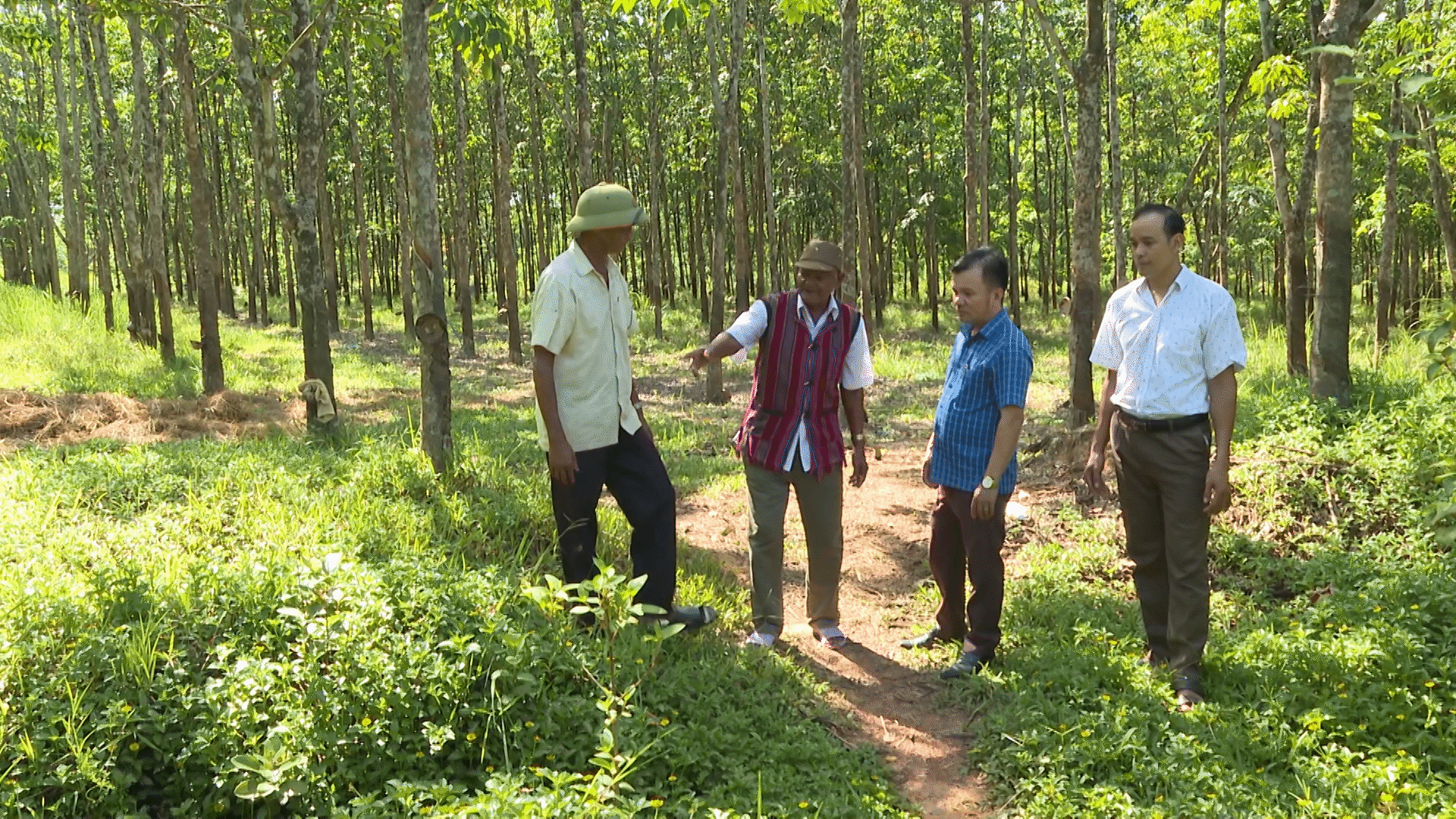 Ông Hồ Văn Trung cùng lãnh đạo địa phương vận động người dân bảo vệ rừng. Ông Hồ Văn Trung cùng lãnh đạo địa phương vận động người dân bảo vệ rừng.