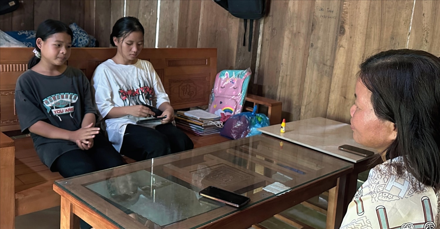 Bà Đinh Thị Linh, Trưởng khu Nhồi, xã Trung Sơn, huyện Yên Lập tuyên truyền các bạn trẻ người DTTS độ tuổi vị thành niên “nói không với tảo hôn”. Bà Đinh Thị Linh, Trưởng khu Nhồi, xã Trung Sơn, huyện Yên Lập tuyên truyền các bạn trẻ người DTTS độ tuổi vị thành niên “nói không với tảo hôn”.