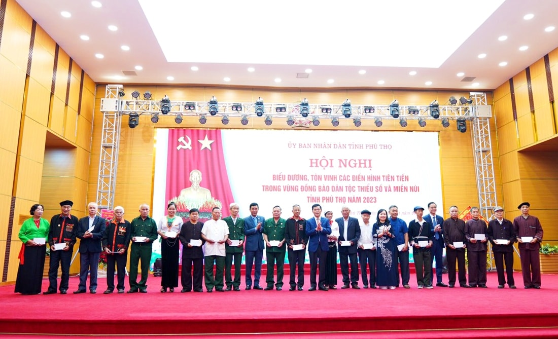 Thứ trưởng, Phó Chủ nhiệm Ủy ban Dân tộc Nông Quốc Tuấn cùng lãnh đạo tỉnh Phú Thọ tặng Bằng khen cho những đại biểu Người có uy tín tiêu biểu, xuất sắc trên địabàn tỉnh Phú Thọ Thứ trưởng, Phó Chủ nhiệm Ủy ban Dân tộc Nông Quốc Tuấn cùng lãnh đạo tỉnh Phú Thọ tặng quà cho những đại biểu Người có uy tín tiêu biểu, xuất sắc trên địa bàn tỉnh Phú Thọ