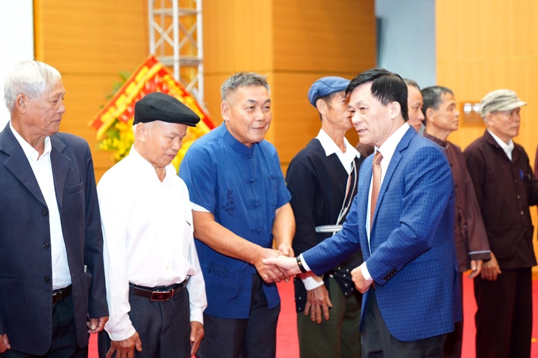 Thứ trưởng, Phó Chủ nhiệm Nông Quốc Tuấn chúc mừng các đại biểu Người có uy tín tại Hội nghị biểu dương, tôn vinh điển hình tiên tiến trong vùng đồng bào DTTS tỉnh Phú Thọ năm 2023 Thứ trưởng, Phó Chủ nhiệm Nông Quốc Tuấn chúc mừng các đại biểu Người có uy tín tại Hội nghị biểu dương, tôn vinh điển hình tiên tiến trong vùng đồng bào DTTS tỉnh Phú Thọ năm 2023