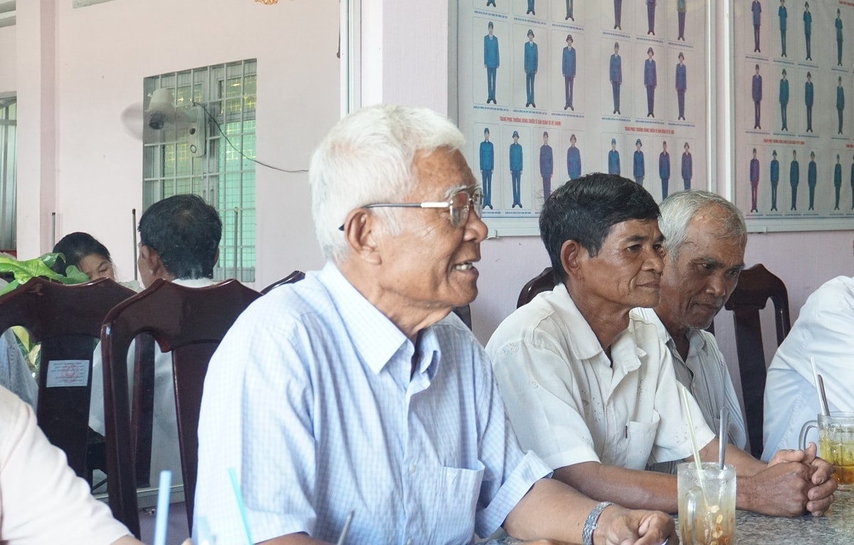 Ông Thạch Quyên, Người có uy tín tại Ấp Trạm, xã Phước Hưng, huyện Trà Cú trao đổi, đóng góp ý kiến trong buổi khảo sát làm việc tại địa phương của Ban Dân tộc tỉnh Trà Vinh và Đại diện BBT Báo Dân tộc và Phát triển. Ông Thạch Quyên, Người có uy tín tại Ấp Trạm, xã Phước Hưng, huyện Trà Cú trao đổi, đóng góp ý kiến trong buổi khảo sát làm việc tại địa phương của Ban Dân tộc tỉnh Trà Vinh và Đại diện BBT Báo Dân tộc và Phát triển.