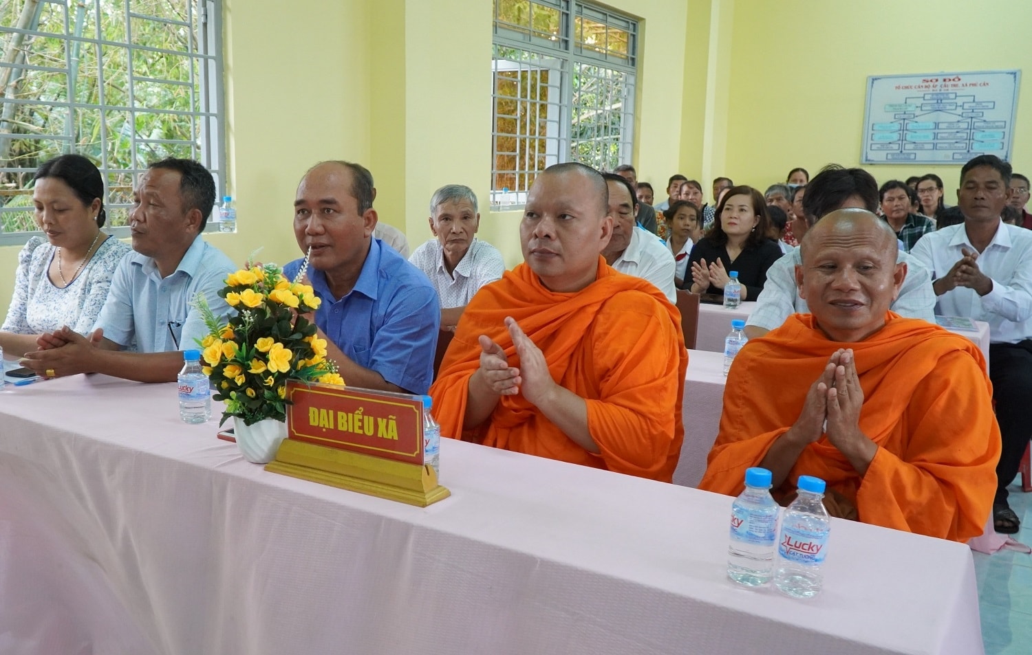 Thượng tọa Thạch Thưa (ngoài cùng bên phải) tham dự Ngày hội Đại đoàn kết toàn dân tộc năm 2023 ở ấp Cầu Tre, xã Phú Cần, huyện Tiểu Cần. Thượng tọa Thạch Thưa (ngoài cùng bên phải) tham dự Ngày hội Đại đoàn kết toàn dân tộc năm 2023 ở ấp Cầu Tre, xã Phú Cần, huyện Tiểu Cần.