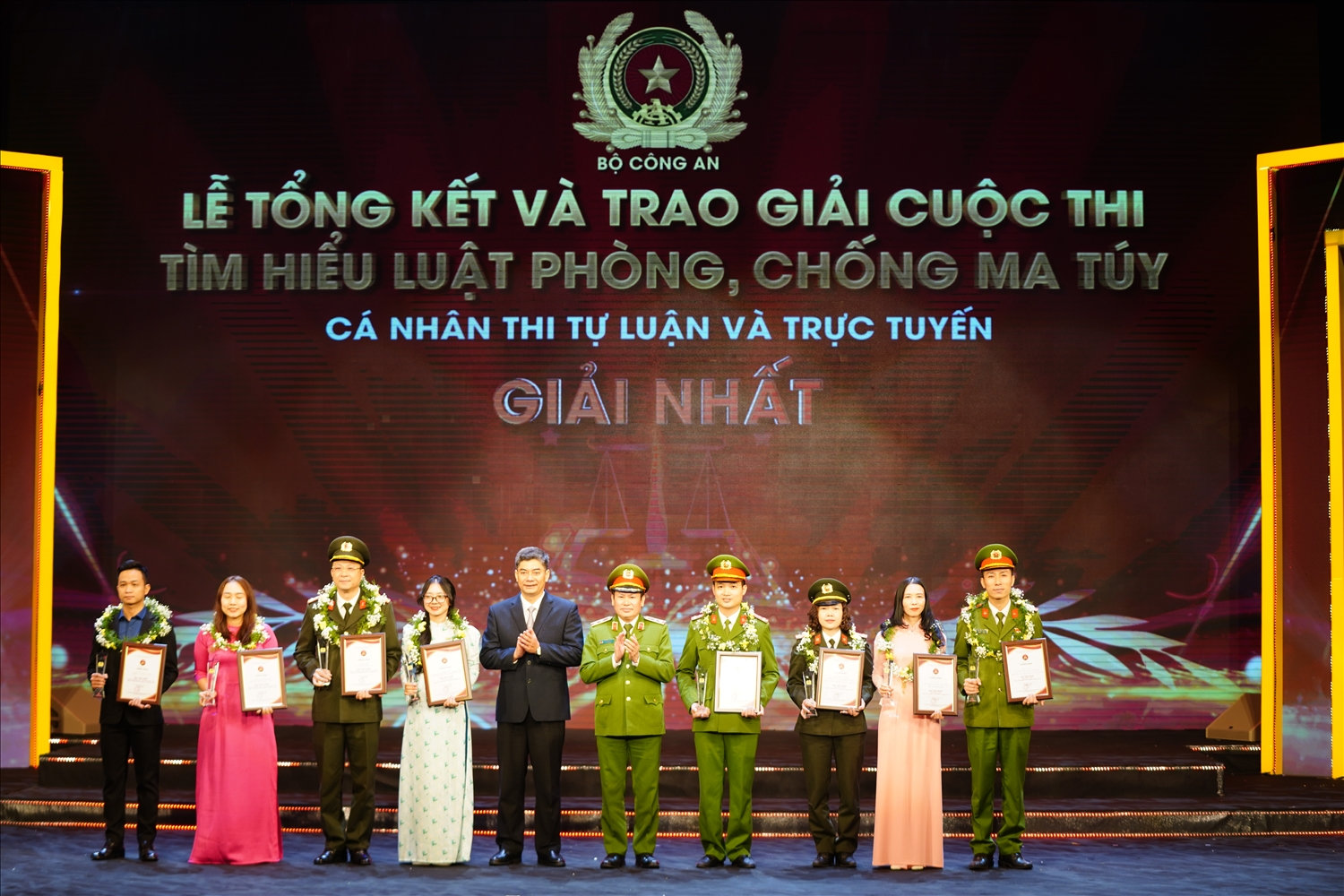 Thứ trưởng, Phó Chủ nhiệm Ủy ban Dân tộc Y Vinh Tơr trao giải nhất cho các cá nhân, tập thể có tác phẩm xuất sắc trong cuộc thi.