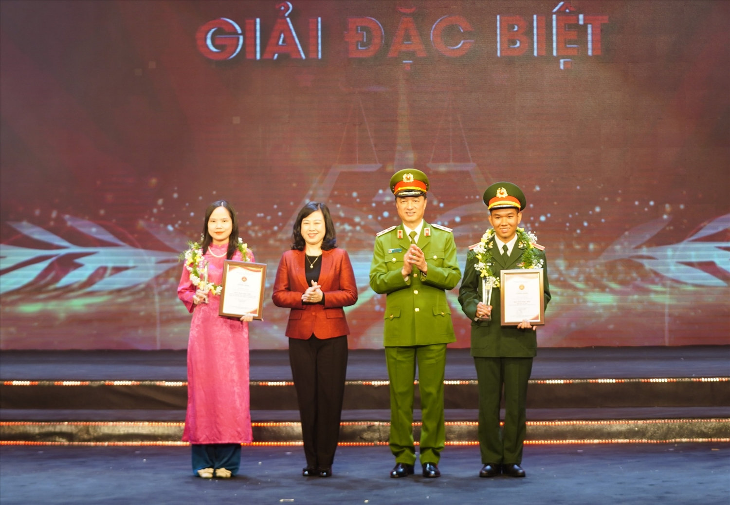 Trung tướng Nguyễn Duy Ngọc,  Thứ trưởng Bộ Công an và Bộ trưởng Bộ Y tế  Đào Hồng Lan trao giải đặc biệt cho cá nhân có tác phẩm xuất sắc.
