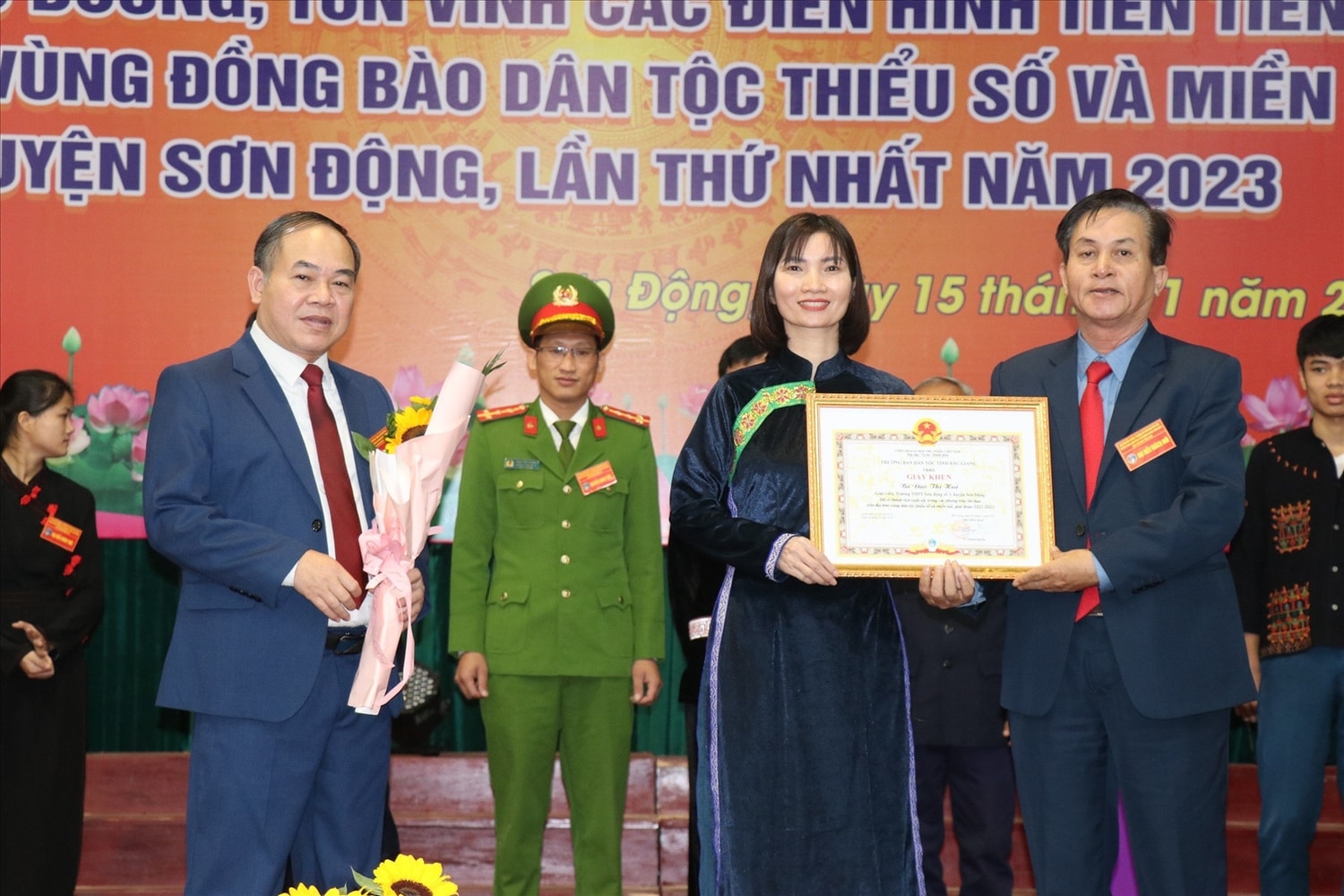 Lãnh đạo Ban Dân tộc tỉnh và huyện Sơn Động khen thưởng điển hình tiên tiến trong vùng đồng bào DTTS và miền núi huyện Sơn Động.