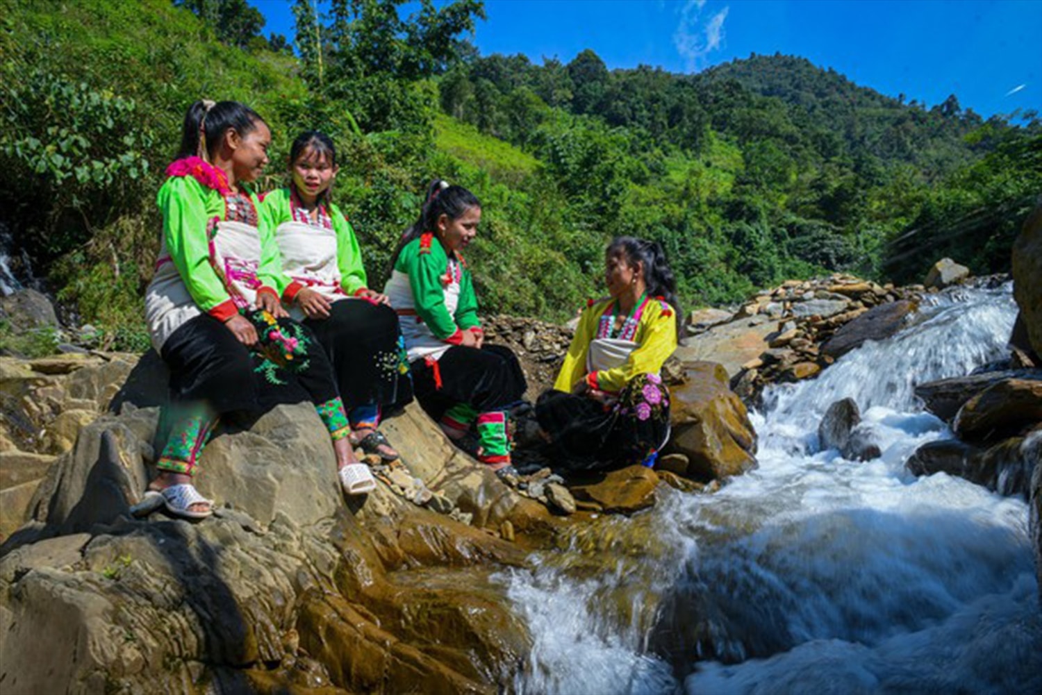 Phụ nữ dân tộc Mảng mặc trang phục truyền thống