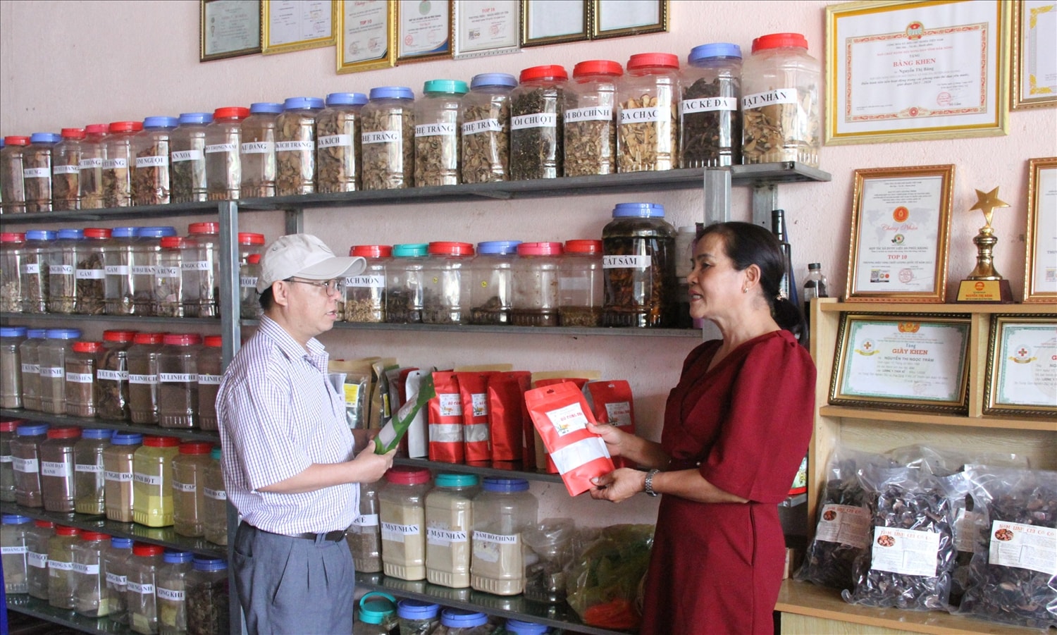 Sản phẩm chế biến từ cây dược liệu của Hợp tác xã Dược liệu An Phúc Khang xã Đắk Ha Sản phẩm chế biến từ cây dược liệu của Hợp tác xã Dược liệu An Phúc Khang xã Đắk Ha