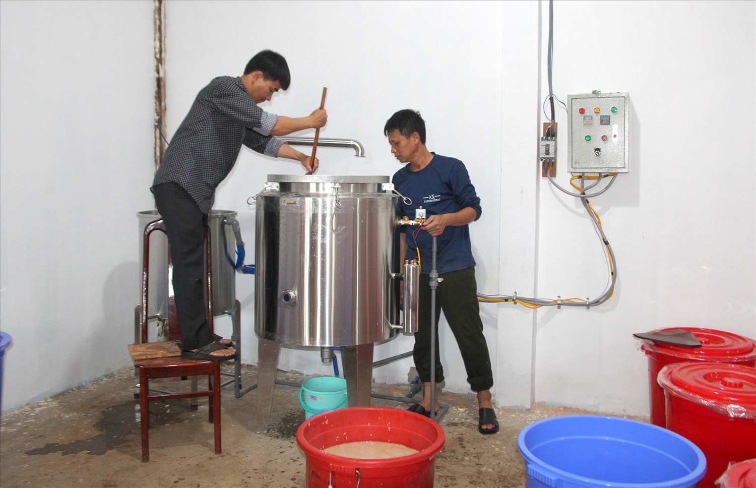 Nhân viên Công ty Đầu tư và Phát triển Đại Thành sản xuất rượu dược liệu (ảnh: Phan Tuấn) Nhân viên Công ty Đầu tư và Phát triển Đại Thành sản xuất rượu dược liệu (ảnh: Phan Tuấn)